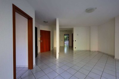 moderne ruhige Wohnung mit Glasfaser, Fußbodenheizung, bodentiefen Fenstern, Garage