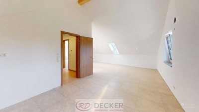 Außergewöhnlich groß: 3-Zimmer-Dachgeschosswohnung mit Balkon ++Decker Immobilien++