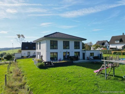 Modernes Einfamilienhaus mit großzügigem Raumkonzept, Fernblick und energieeffizienter Haustechnik.