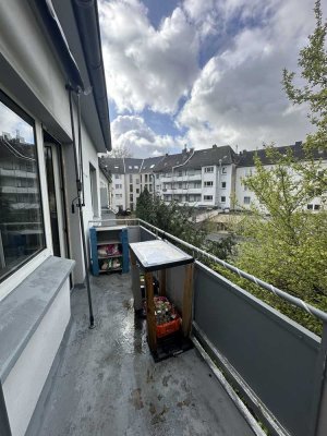 Helle 2-Zimmer Wohnung mit Balkon!