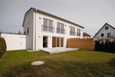 Neuwertige Doppelhaushälfte (BJ 2023) über 2 Etagen zzgl. UG mit großem Privatgarten und Hobbyraum!