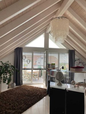 Wunderschöne, helle 3-Zimmer-DG-Wohnung mit Balkon