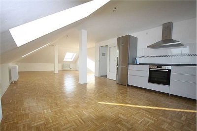Großzügige, helle DG-Wohnung - top renoviert, zentral in Kriftel in kleiner Wohneinheit!