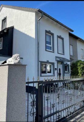 Luxuriöses 6-Zimmer  Einfamilienhaus mit Sauna & Wintergarten in Frankfurt