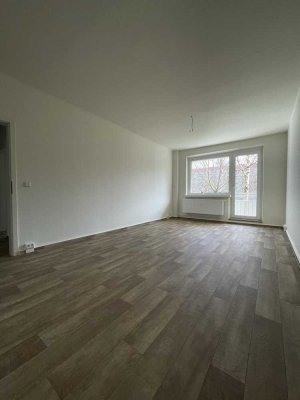 Erstbezug nach Sanierung! 3-Raum-Wohnung mit Balkon und Tageslichtbad!