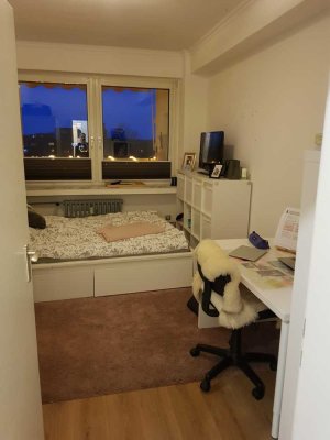 .. MÖBELIERTES WG-ZIMMER MIT TOLLEM AUSBLICK ..