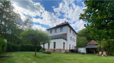 Wunderschöne 3,5 Zimmer Wohnung mit zusätzlichem Apartment und großem Garten