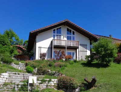 Schönes Einfamilien-Haus mit ELW im Chiemgau, ruhige Aussichts- und Hanglage, Bergblick, von Privat!