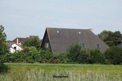 Sanierungsbedürftiges Einfamilienhaus mit Garage - Potenzial für Handwerker