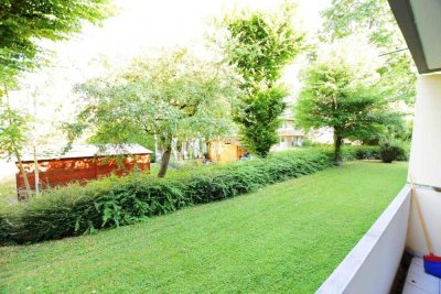 Ruhige und im Grünen gelegene, renovierungsbedürftige 2-Zimmer-Wohnung mit schönem Balkon.