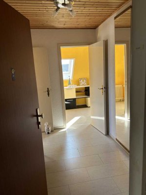 ***PROVISIONSFREI: "Charmante, teil-möblierte 2-Zimmer-DG-Wohnung nahe Welt-Schifffahrtsweg"