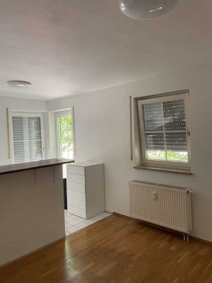 Besichtigung am Sonntag den 10.08. von 16:00-18:00. 1,5 Zimmerwohnung Nähe BMW und Knorr