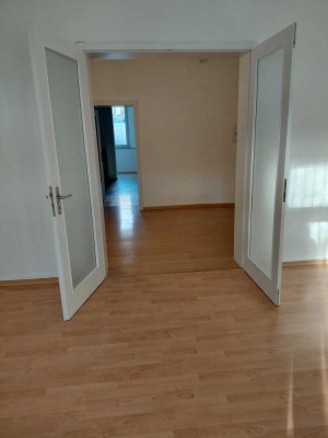 Großzügig geschnittene helle Wohnung im Klinikviertel