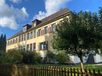 Großzügige 4-Zimmer Wohnung mit Garten und Garage