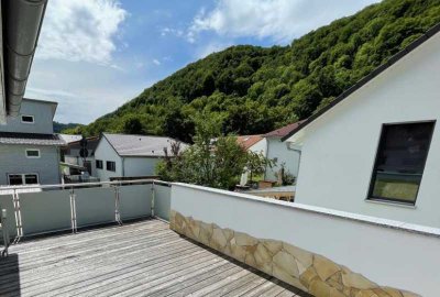 Freistehendes Zweifamilienhaus als Wohlfühloase mit Pool, Sauna & Balkon!