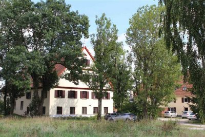 Aussenhof mit zwei Wohngebäuden und vielfältiger Apartmenstruktur