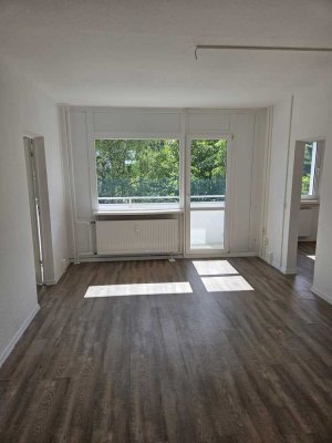 gut geschnittene 4-Raum-Wohnung mit zwei Balkonen und Wannenbad