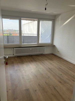 Charmante 2-Zimmer Wohnung mit Balkon im 6. OG in Leverkusen-Mitte