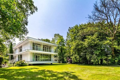 Ikonische Architektur auf traumhaftem Wassergrundstück