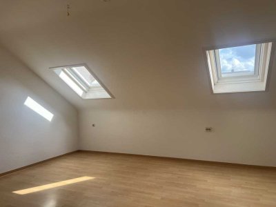 Gepflegte 3-Zi.-Dachgeschosswohnung mit Einbauküche in Aspach