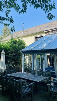 Haus mit Loft-Charakter in umgebauter Scheune auf historischer Schlossanlage