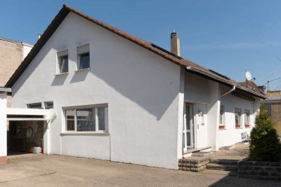 *** Großes Einfamilienhaus mit schönem Garten in sehr ruhiger Lage von Eisenberg ***
