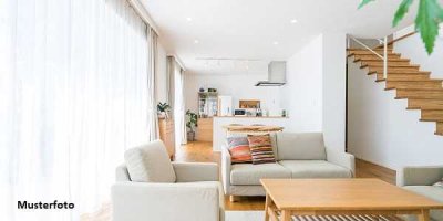 Wohnen auf zwei Ebenen: Maisonettewohnung mit Balkon und Garage