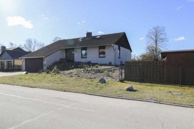 Greifen Sie zu! Großes Einfamilienhaus samt großen Garten und 2 Garagen in Feldrandlage