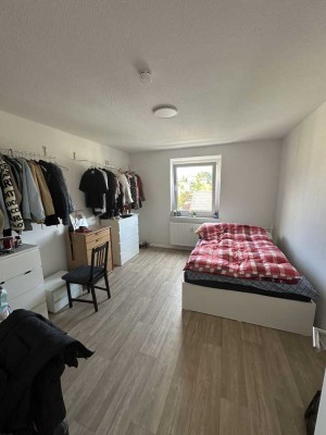 Ich suche einen Nachmieter für die Helle schöne möbilierte 2-Zimmer in Suhl mit Einbauküche.