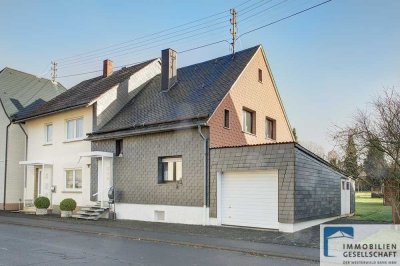 "Charmante Wohndoppelung in Norken: Zwei Häuser auf großem, ebenerdigem Grundstück"