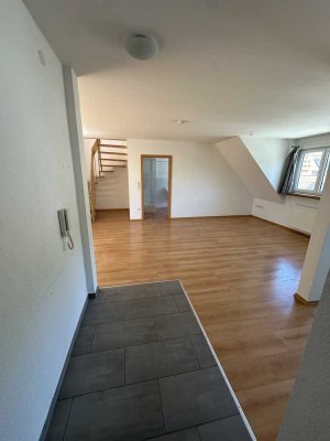 Stilvolle 2,5 Zimmer Maisonette Wohnung mit Stellplatz – in Estenfeld