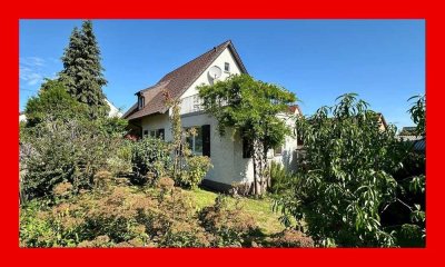 Familien(t)raum mit Potential - freistehendes Zweifamilienhaus, Garten und sonnige Dachterrasse