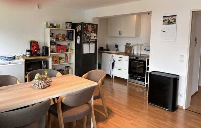 Lichtdurchflutete Dachgeschosswohnung mit 3 Zimmern in ruhiger Lage