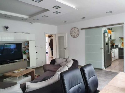 Modernisierte Wohnung mit vier Zimmern sowie Balkon und Terrasse-Einbauküche sowie Garten in DÜW