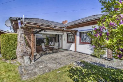 Bremen-Rönnebeck: Wohnen auf einer Ebene- Gepflegter Bungalow mit Gartenidylle und Garage