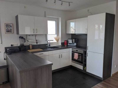 Neue und hochwertige 3,5 Zi. Maisonette Wohnung mit schöner Dachterrasse und EBK, KFW Effi