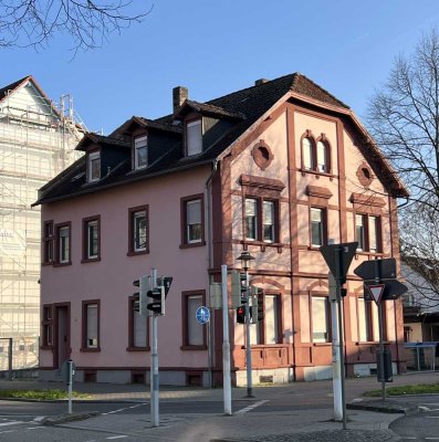 Denkmalgeschütztes Mehrfamilienhaus mit Imbissbetrieb und Lagergebäude in Neckarau, Mannheim