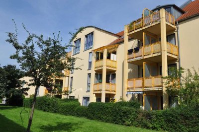 Große Dachgeschosswohnung 3 Zimmer mit Wohnküche * zentral und  im Grünen
