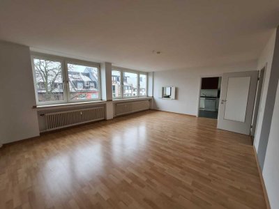 Großzügige helle 3-4-Raum-Wohnung mit Balkon und Aufzug / 3er WG geeignet