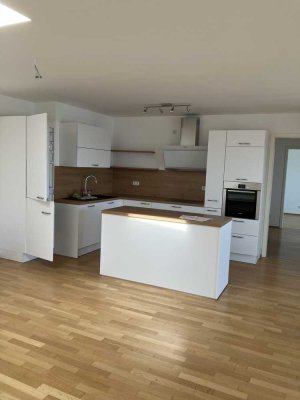Attraktive und modernisierte 3-Zimmer-Penthouse-Wohnung mit geh. Innenausstattung mit Balkon
