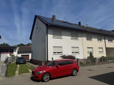Ihr Familienglück wartet: charmante Doppelhaushälfte mit Garage und Garten in Unteröwisheim