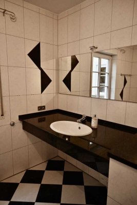 Hochwertige renovierte 3-Zimmer Wohnung in gepflegtem 5-Parteien Haus