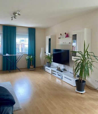 Schöne und helle Wohnung 4 ZKB inkl. Einbauküche und 2 Balkonen - 3-Parteienhaus -
