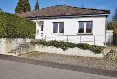Moderner Walmdachbungalow – Stilvolles Wohnen auf einer Ebene