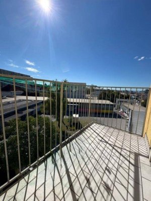 PROVISIONSFREI I BAHNHOFNAHE LAGE I BALKON I KOMPLETT SANIERT I 3. OG MIT LIFT I HELL &amp; FREUNDLICH I MODERNES BADEZIMMER MIT EBENERDIGE DUSCHE I PROJEKT WOHNEN I