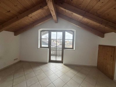 Geschmackvolle, vollst. renovierte 2-Zimmer-DG-Wohnung mit geh. Innenausstattung mit Balkon und EBK