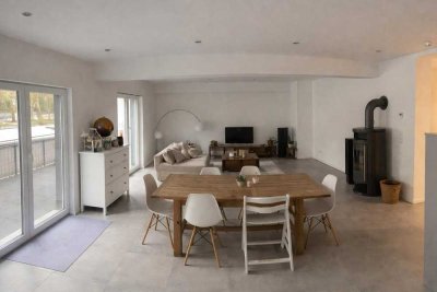 Wohnen auf Niveau - Luxuriös sanierte Wohnung mit Wärmepumpe, Doppelgarage & E-Stellplatz