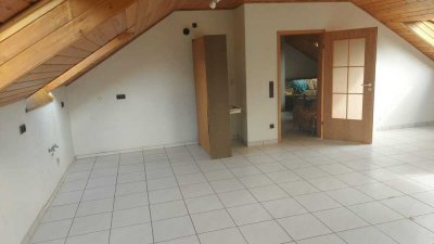 Großzügige 2-Zimmer Dachgeschosswohnung im Grünen