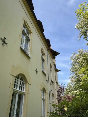 Traumhafte 5-Raum-Altbauwohnung mit geh. Innenausstattung, Stuck, Flügeltüren, Balkon und EBK