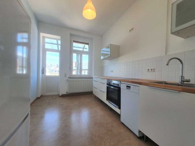 4-Zimmer-Wohnung mit Einbauküche und Balkon
